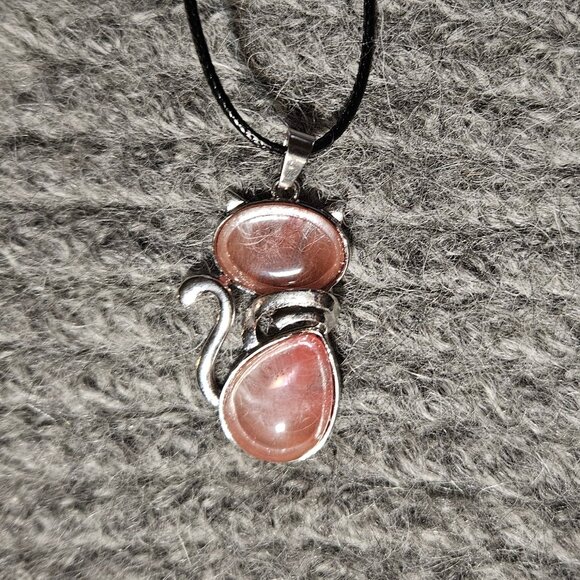 Cherry quartz gemstone/crystal cat pendant, silver plate, black cord, new - Picture 1 of 2